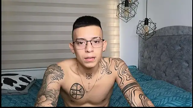 Snapshot of SIXXTOLOVE18 chatting on 09/18/25, 06:43 SIXXTOLOVE18 online show from 09/18/25, 06:43