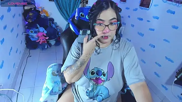 Snapshot of OnlyBluex chatting on 10/15/25, 01:50 OnlyBluex online show from 10/15/25, 01:50