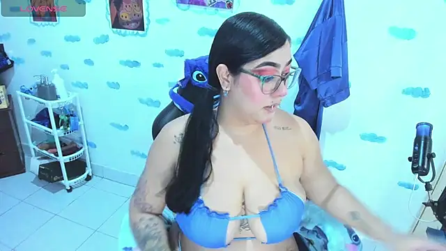 Snapshot of OnlyBluex chatting on 12/19/25, 02:07 OnlyBluex online show from 12/19/25, 02:07