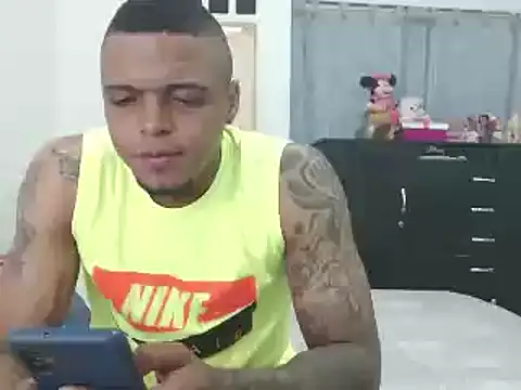 Snapshot of hot_and_naughty_latin chatting on 12/17/24, 10:23 hot and naughty latin online show from 12/17/24, 10:23