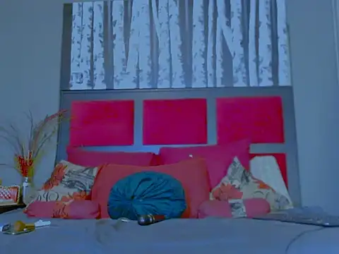 Snapshot of MissParis26 chatting on 10/12/25, 09:14 MissParis26 online show from 10/12/25, 09:14