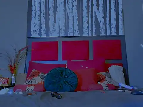 Snapshot of MissParis26 chatting on 10/13/25, 09:04 MissParis26 online show from 10/13/25, 09:04