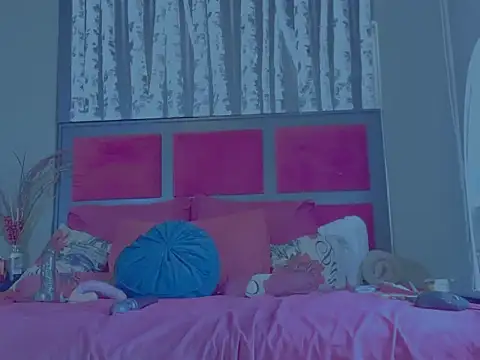 Snapshot of MissParis26 chatting on 10/16/25, 09:43 MissParis26 online show from 10/16/25, 09:43