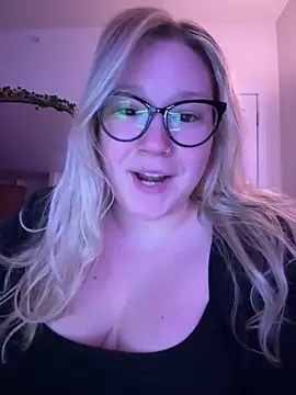 Snapshot of PiggyRose chatting on 03/15/25, 12:47 PiggyRose online show from 03/15/25, 12:47