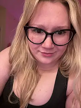 Snapshot of PiggyRose chatting on 03/23/25, 01:53 PiggyRose online show from 03/23/25, 01:53