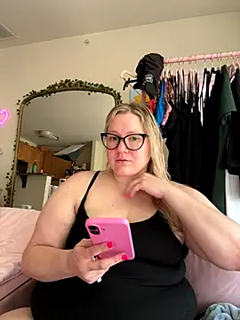 Snapshot of PiggyRose chatting on 10/19/25, 06:08 PiggyRose online show from 10/19/25, 06:08