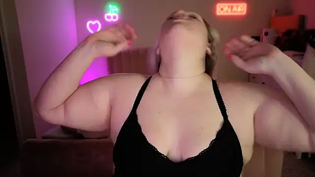 Snapshot of PiggyRose chatting on 11/04/25, 02:32 PiggyRose online show from 11/04/25, 02:32