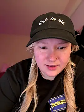 Snapshot of PiggyRose chatting on 11/22/25, 01:59 PiggyRose online show from 11/22/25, 01:59