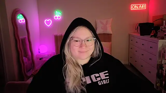 PiggyRose online show from 12/21/25, 01:35