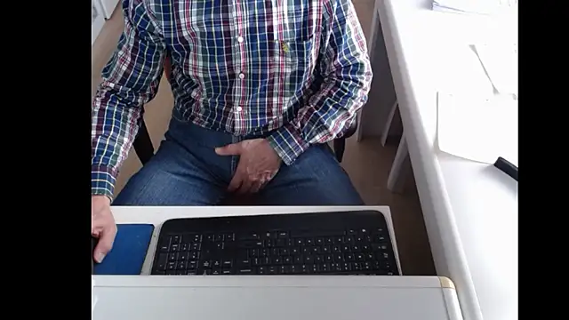 Snapshot of dutchpornking chatting on 02/16/25, 08:32 dutchpornking online show from 02/16/25, 08:32