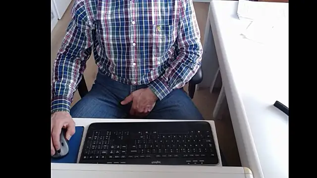 Snapshot of dutchpornking chatting on 02/17/25, 08:09 dutchpornking online show from 02/17/25, 08:09