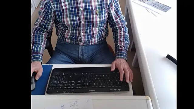 Snapshot of dutchpornking chatting on 03/06/25, 08:30 dutchpornking online show from 03/06/25, 08:30