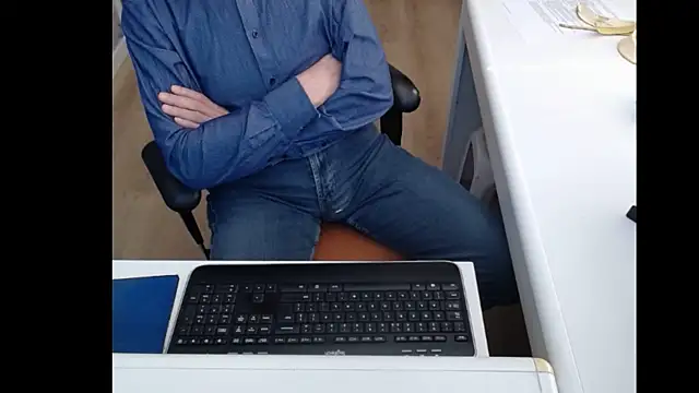 Snapshot of dutchpornking chatting on 03/19/25, 12:45 dutchpornking online show from 03/19/25, 12:45