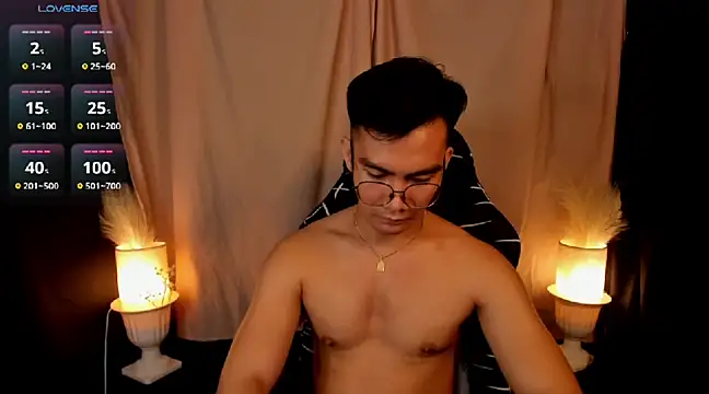 Snapshot of 000batman000 chatting on 02/19/25, 04:44 000batman000 online show from 02/19/25, 04:44