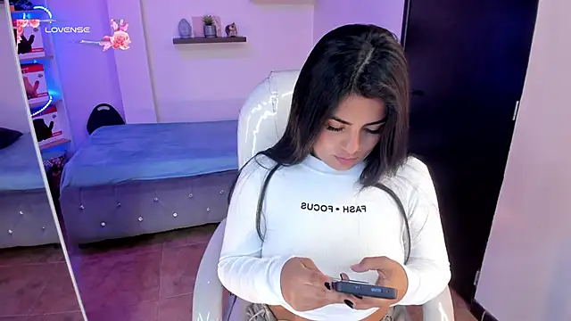 Snapshot of Catalinaa_martinez chatting on 12/13/24, 08:26 Catalinaa martinez online show from 12/13/24, 08:26