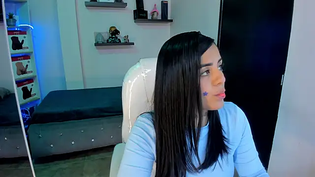 Snapshot of Catalinaa_martinez chatting on 02/14/25, 08:37 Catalinaa martinez online show from 02/14/25, 08:37