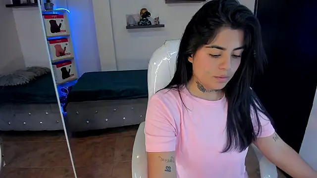 Snapshot of Catalinaa_martinez chatting on 02/15/25, 08:43 Catalinaa martinez online show from 02/15/25, 08:43