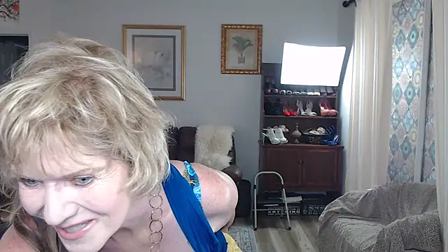 Snapshot of SindeeDix chatting on 09/26/25, 06:45 SindeeDix online show from 09/26/25, 06:45