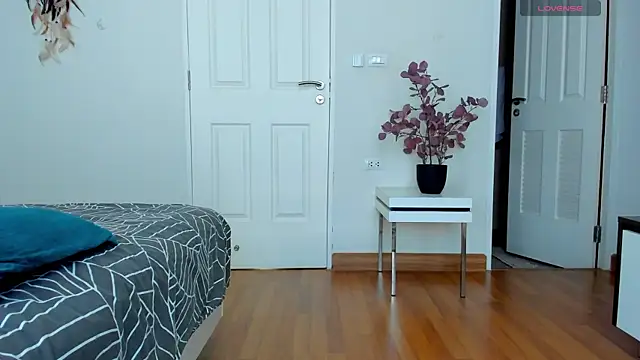 Snapshot of BritneyHall chatting on 12/11/24, 05:43 BritneyHall online show from 12/11/24, 05:43