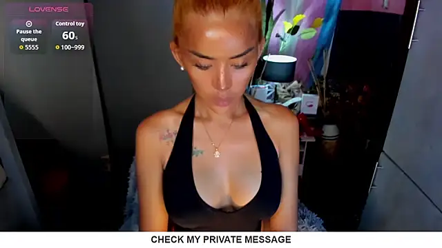 QuiinMollyXxX online show from 06/24/26, 04:11