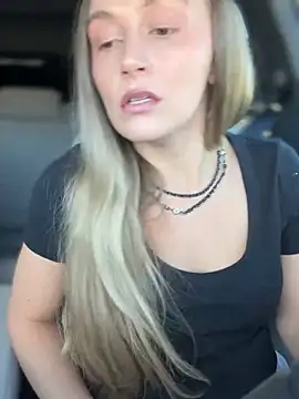 Snapshot of lunagirl13 chatting on 10/01/25, 04:35 lunagirl13 online show from 10/01/25, 04:35