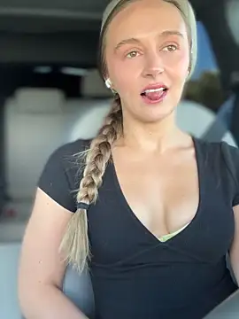 Snapshot of lunagirl13 chatting on 10/03/25, 04:48 lunagirl13 online show from 10/03/25, 04:48