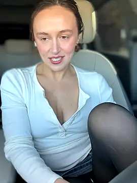 Snapshot of lunagirl13 chatting on 10/31/25, 05:03 lunagirl13 online show from 10/31/25, 05:03