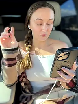 Snapshot of lunagirl13 chatting on 11/28/25, 08:44 lunagirl13 online show from 11/28/25, 08:44