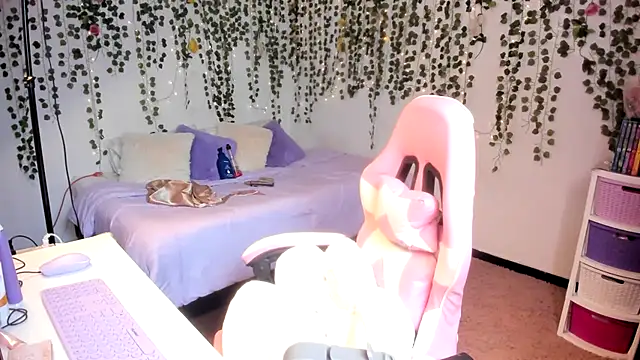 Snapshot of violeta_milleer chatting on 10/10/25, 04:50 violeta milleer online show from 10/10/25, 04:50