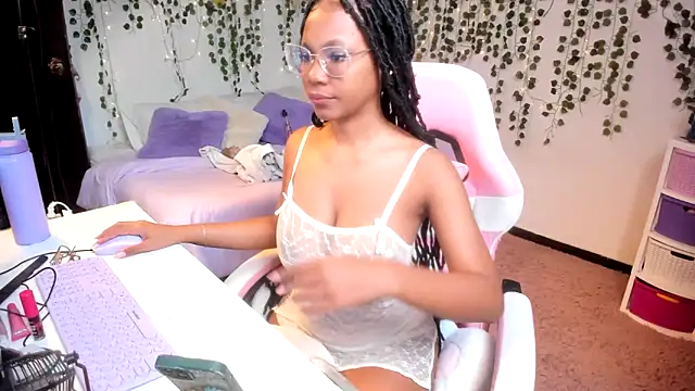 Snapshot of violeta_milleer chatting on 10/20/25, 03:45 violeta milleer online show from 10/20/25, 03:45