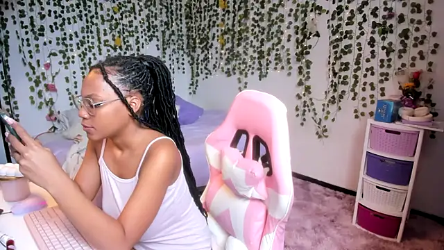 Snapshot of violeta_milleer chatting on 11/19/25, 05:02 violeta milleer online show from 11/19/25, 05:02