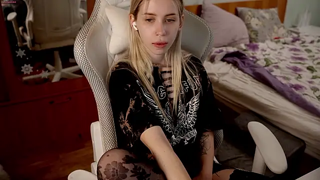 ho1yho1e online show from 03/18/26, 07:17