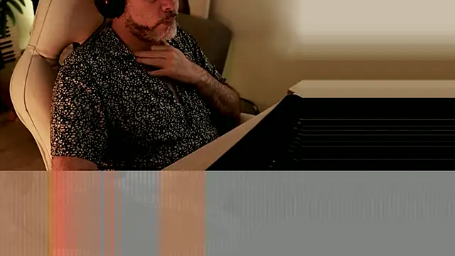 Snapshot of Sanders_White chatting on 12/22/24, 10:04 Sanders White online show from 12/22/24, 10:04