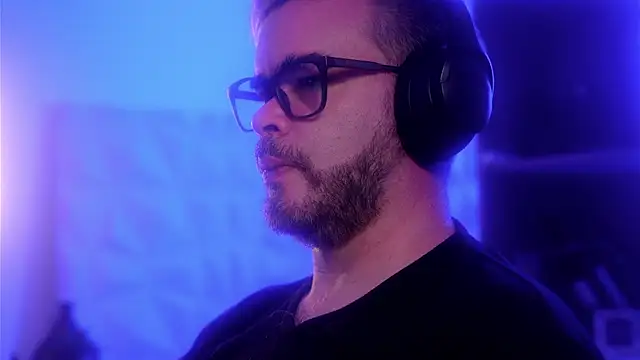 Snapshot of Sanders_White chatting on 12/18/25, 04:29 Sanders White online show from 12/18/25, 04:29