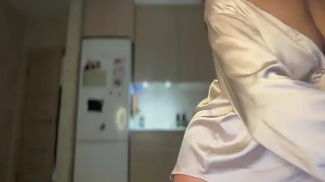 Snapshot of Butterfly-_ chatting on 11/21/25, 11:53 Butterfly- online show from 11/21/25, 11:53