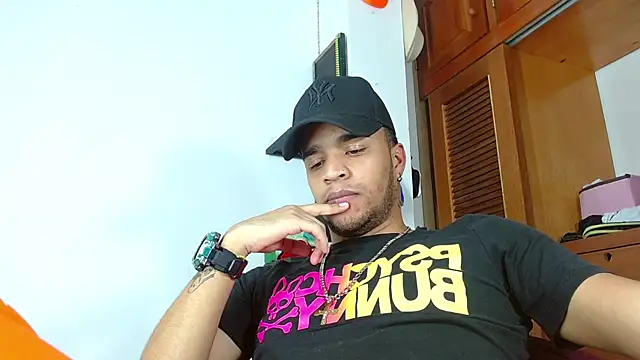 Snapshot of Bigcock_21cm_ chatting on 02/12/25, 02:03 Bigcock 21cm online show from 02/12/25, 02:03