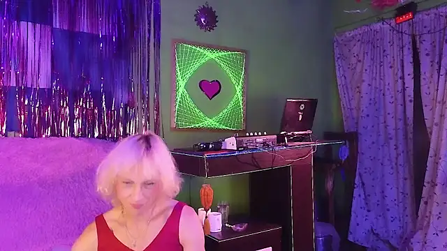 Snapshot of Alexa_Cosmic chatting on 10/04/25, 01:14 Alexa Cosmic online show from 10/04/25, 01:14