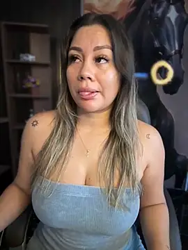 Snapshot of ValeryGrey chatting on 09/27/25, 02:33 ValeryGrey online show from 09/27/25, 02:33