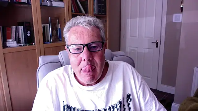 Snapshot of Oldpistolpete chatting on 06/28/26, 02:01 Oldpistolpete online show from 06/28/26, 02:01