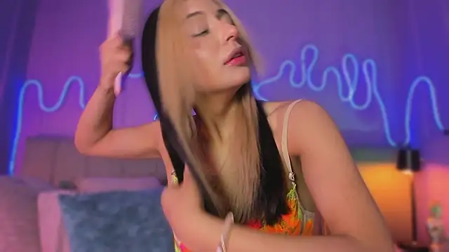 Snapshot of Sofly_s chatting on 02/20/26, 12:05 Sofly s online show from 02/20/26, 12:05