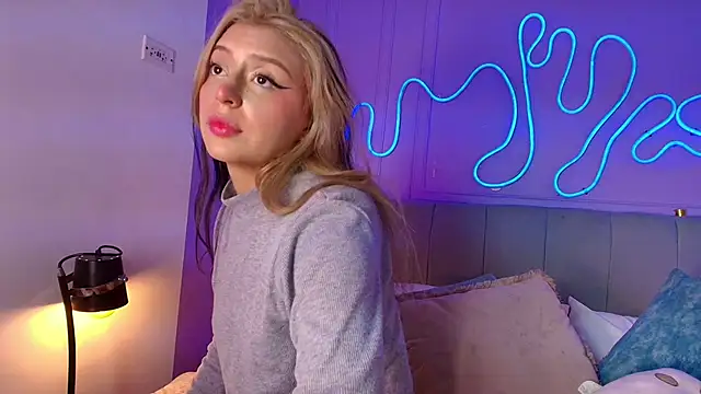 Snapshot of Sofly_s chatting on 03/28/26, 11:43 Sofly s online show from 03/28/26, 11:43