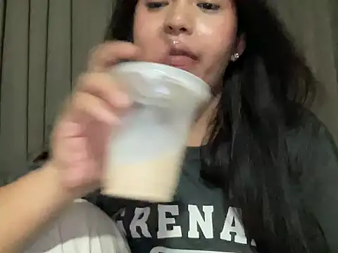 Snapshot of BigDominaMia chatting on 05/20/26, 03:29 BigDominaMia online show from 05/20/26, 03:29