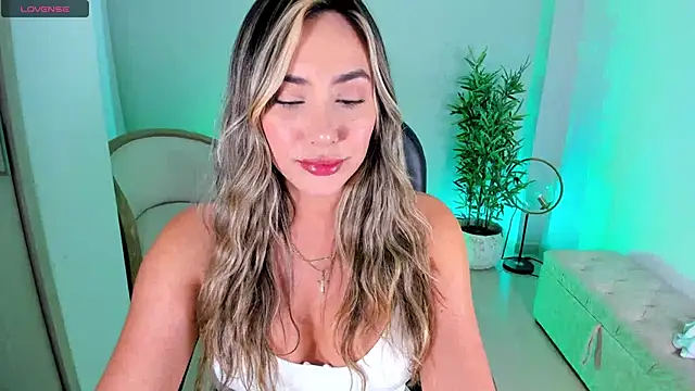 NiaBennet  online show from 10/11/25, 10:08