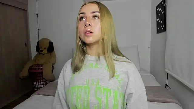 Snapshot of sophi_mooreno chatting on 12/12/24, 02:26 sophi mooreno online show from 12/12/24, 02:26