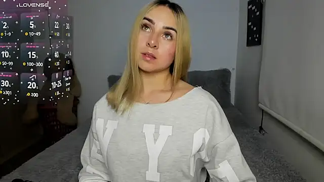 Snapshot of sophi_mooreno chatting on 03/04/25, 02:17 sophi mooreno online show from 03/04/25, 02:17