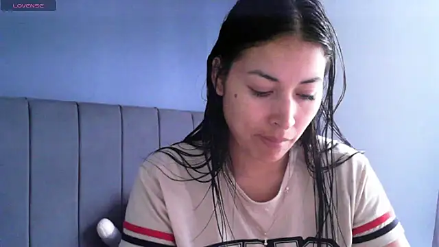 Snapshot of Sweet-Angie chatting on 05/11/26, 04:04 Sweet-Angie online show from 05/11/26, 04:04