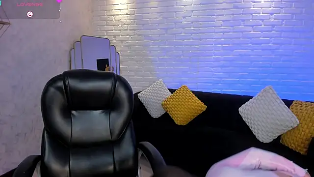 Snapshot of MaryLewis_ chatting on 02/03/25, 06:07 MaryLewis online show from 02/03/25, 06:07