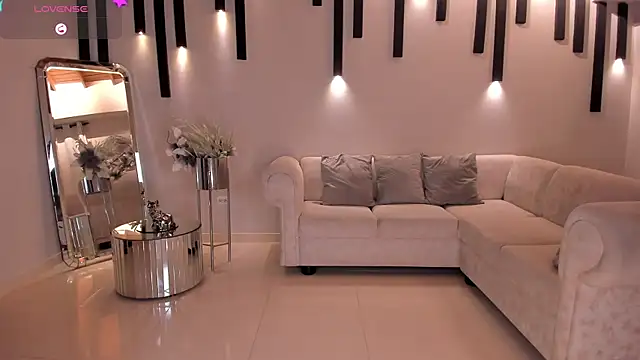 Snapshot of MaryLewis_ chatting on 03/16/25, 12:00 MaryLewis online show from 03/16/25, 12:00