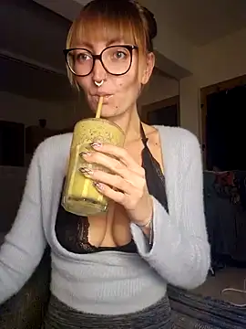 Snapshot of MissMialicious chatting on 01/09/25, 03:44 MissMialicious online show from 01/09/25, 03:44