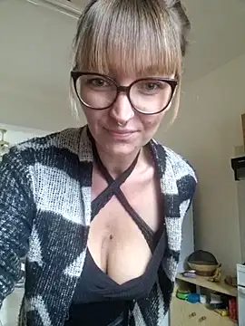 Snapshot of MissMialicious chatting on 02/28/25, 11:03 MissMialicious online show from 02/28/25, 11:03